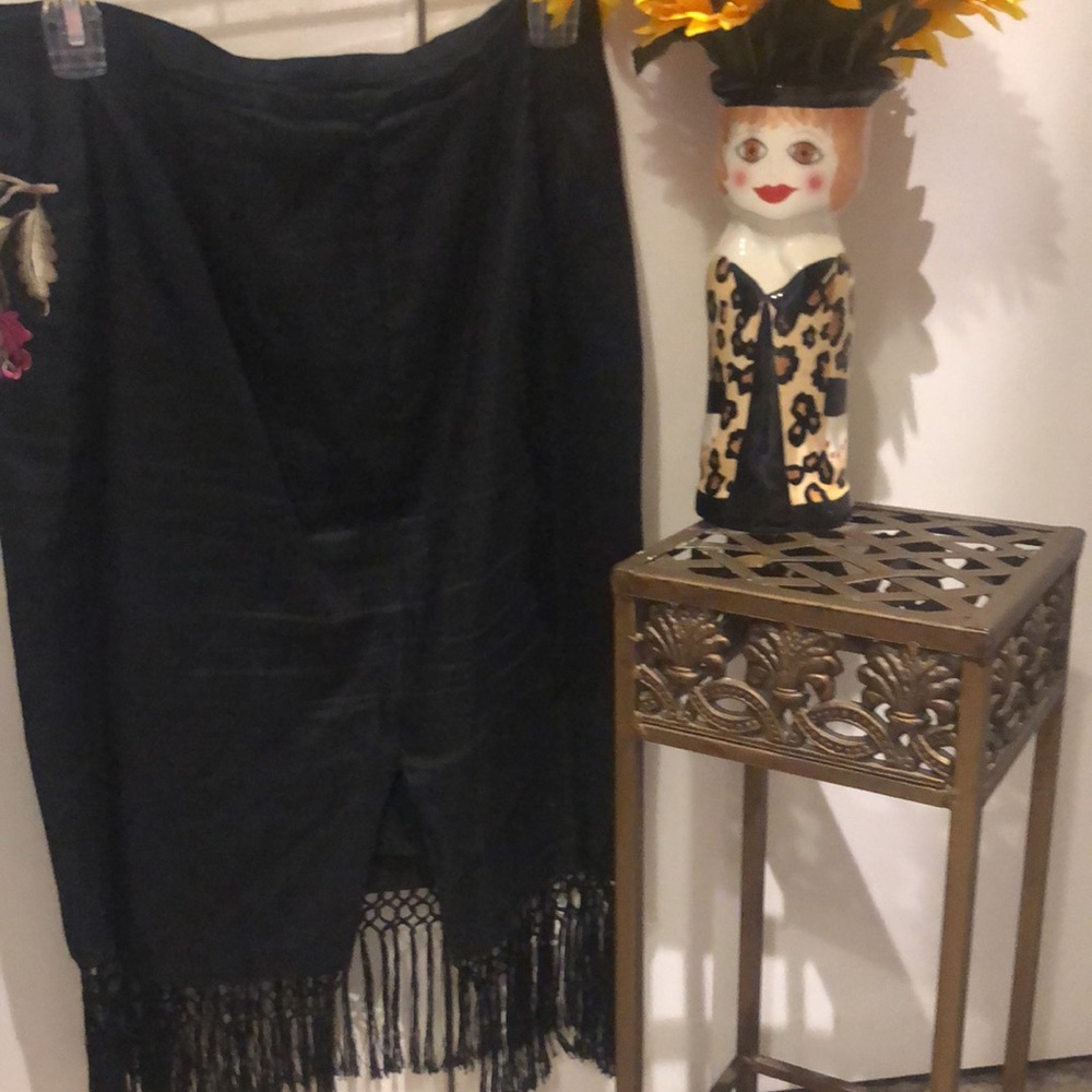 Vintage Karen Kane black linen skirt embroidery, macrame fringe bottom - Picture 7 of 10